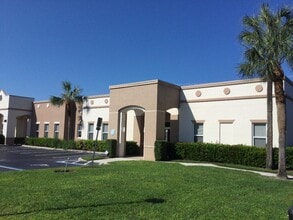 2675 S Horseshoe Dr, Naples, FL for lease Interior Photo- Image 2 of 2