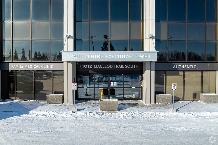 11012 Macleod Trl SE, Calgary, AB à louer - Photo du bâtiment - Image 2 de 5