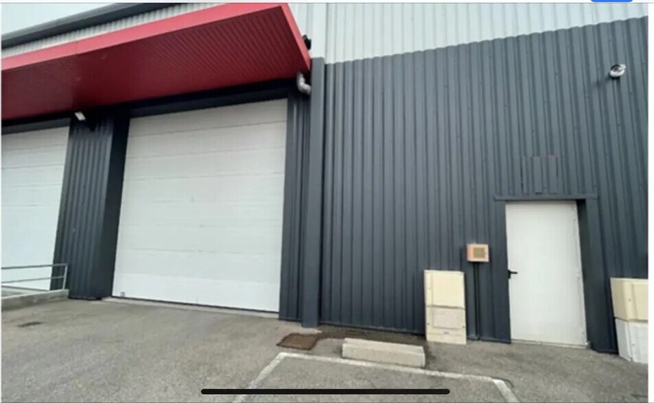 Rue De Savoie, Saint-Quentin-Fallavier à louer - Photo du bâtiment - Image 2 de 2