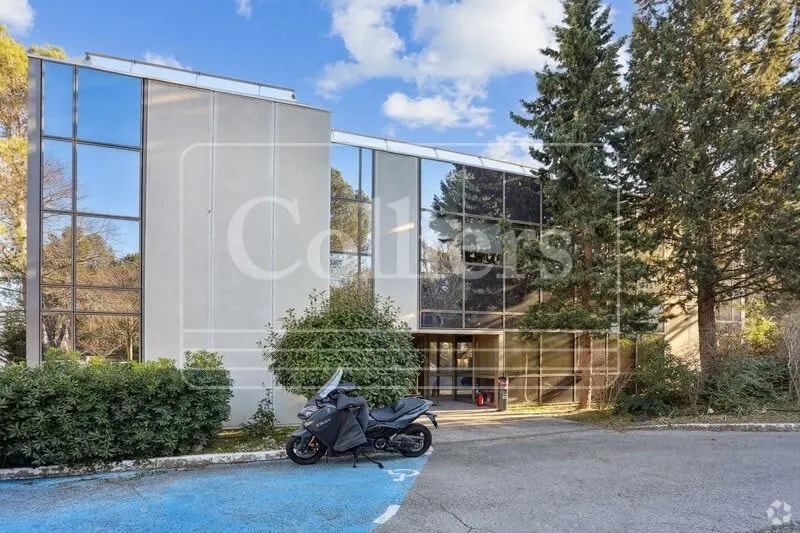 16 Parc du Golf, Aix-en-Provence for lease - Primary Photo - Image 2 of 9