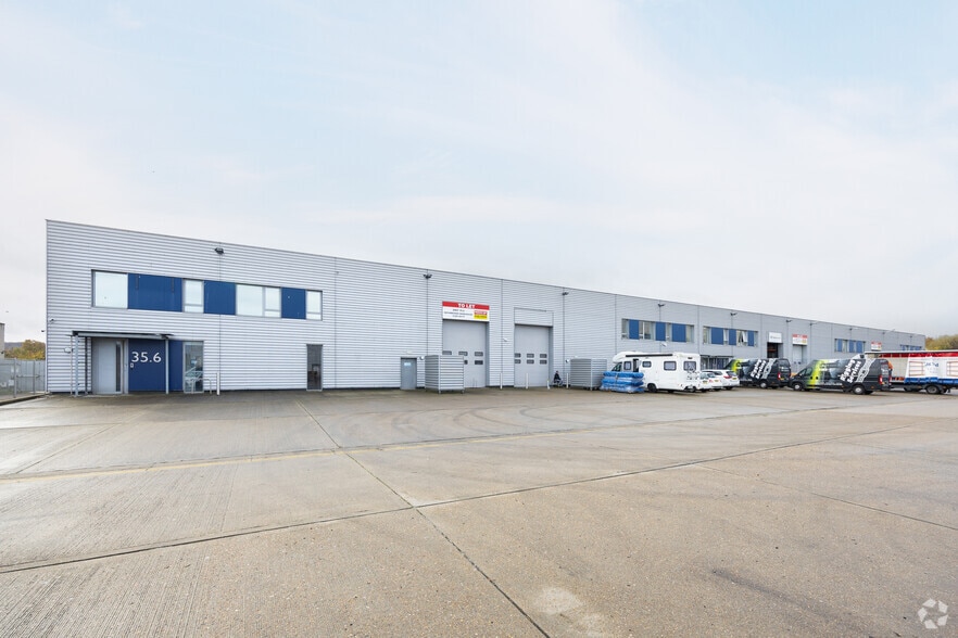 35.6-35.10 White Hart Ave, Londres à louer - Photo principale - Image 1 de 2