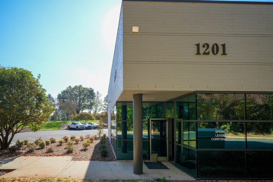1201-1221 Wood Ridge Center Dr, Charlotte, NC à louer - Photo du bâtiment - Image 3 de 14
