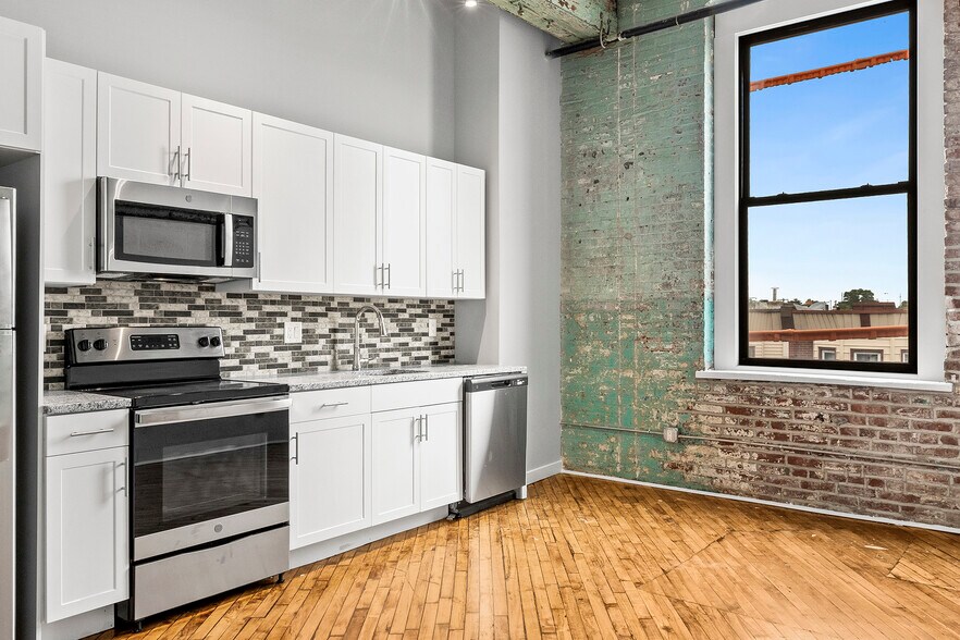 Port Richmond Loft Portfolio | 185 Units portefeuille de 3 propriétés à vendre sur LoopNet.ca - Photo du bâtiment - Image 3 de 22