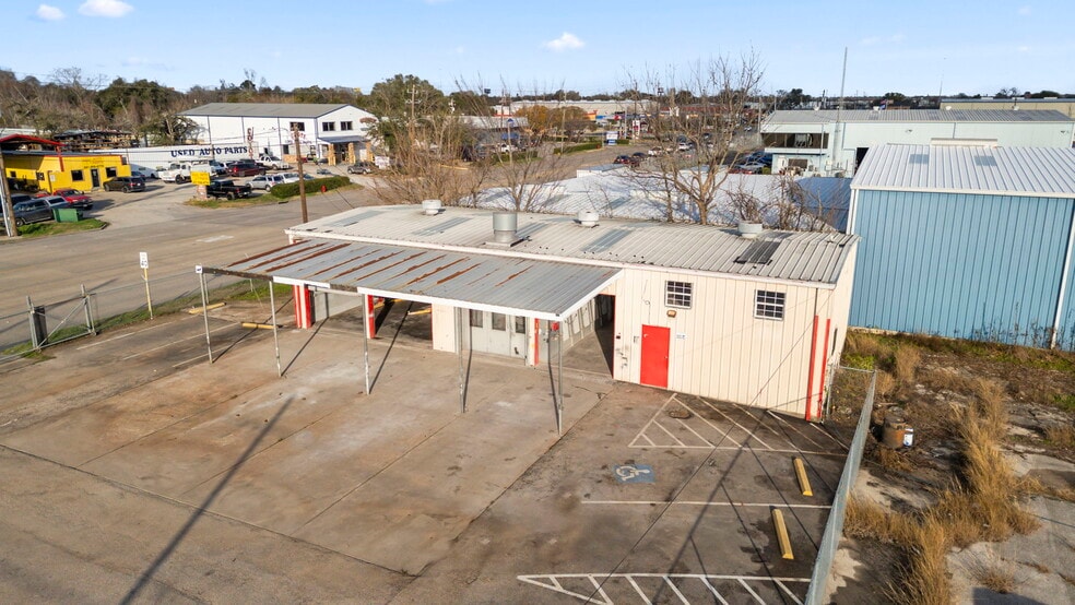 5102 Spencer Hwy, Pasadena, TX for lease - Building Photo - Image 2 of 15