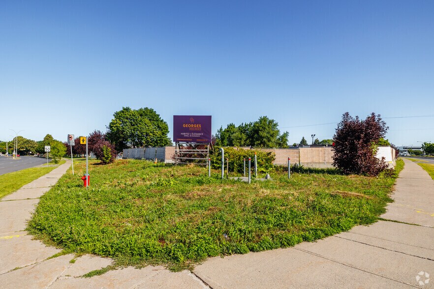 7777 Boul Taschereau, Brossard, QC à louer - Photo du bâtiment - Image 2 de 4