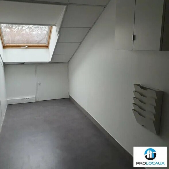 Bureau dans Eybens à louer - Photo du bâtiment - Image 2 de 4