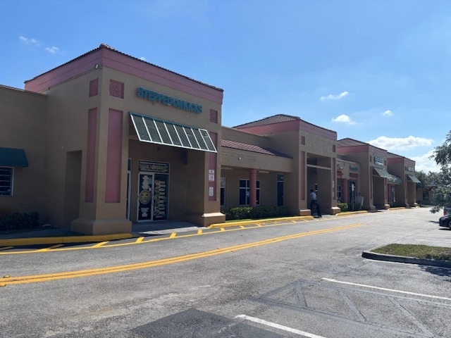 12393-12399 Pembroke Rd, Pembroke Pines, FL for lease - Building Photo - Image 1 of 16