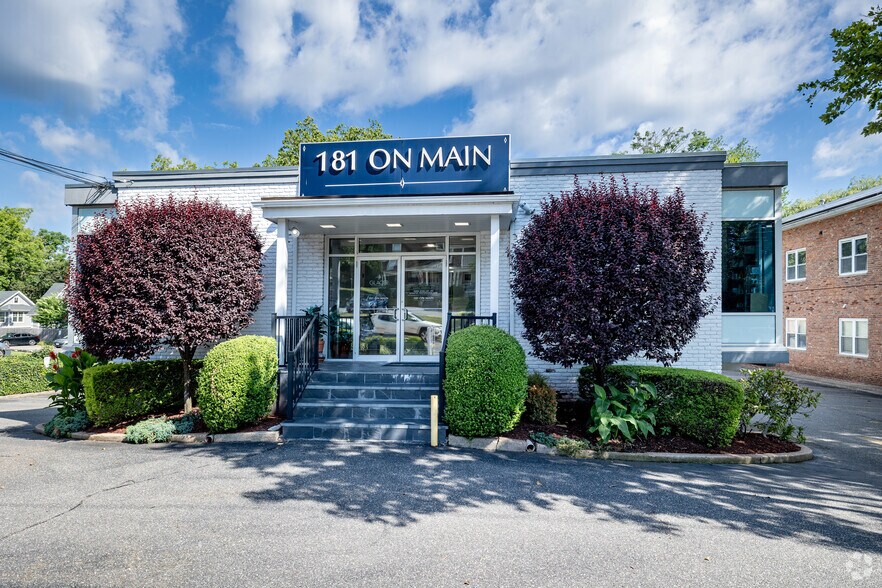 181 Main St, Huntington, NY à louer - Photo du bâtiment - Image 1 de 22