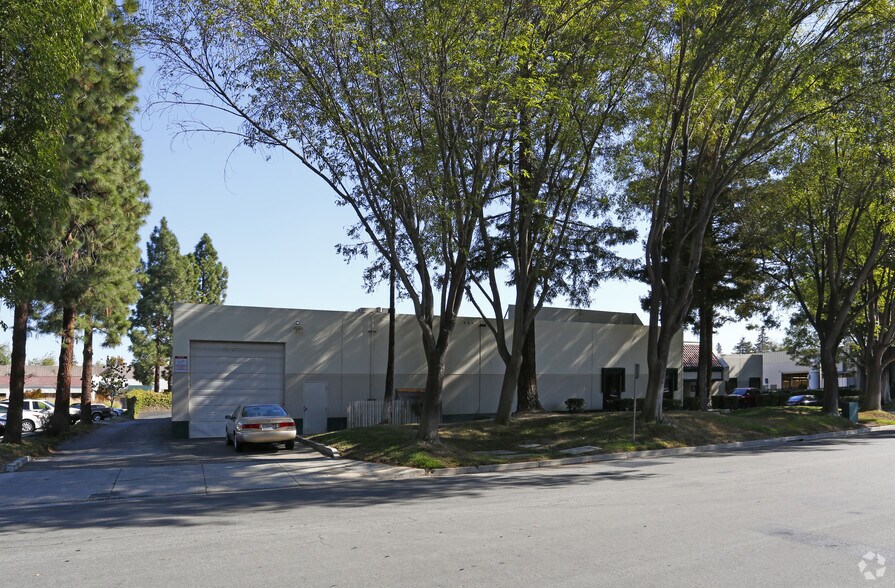 2108 Bering Dr, San Jose, CA à vendre - Photo du bâtiment - Image 2 de 27