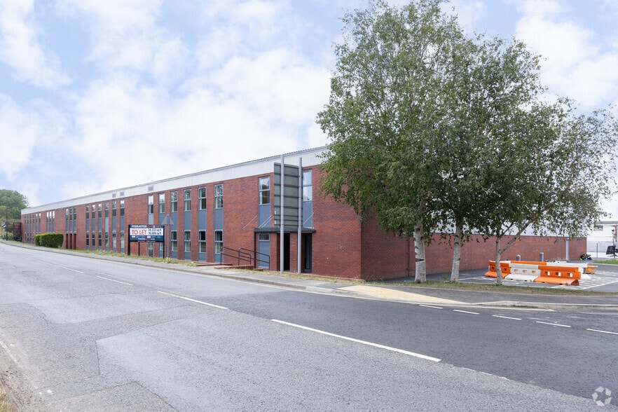 Old Brighton Rd, Lowfield Heath for lease - Building Photo - Image 2 of 6