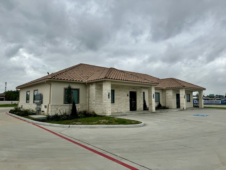 8525 N Sam Houston Pkwy E, Humble, TX à vendre - Photo du bâtiment - Image 1 de 15