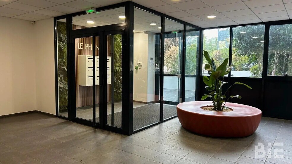 Office in Bordeaux for lease - Lobby - Image 3 of 10