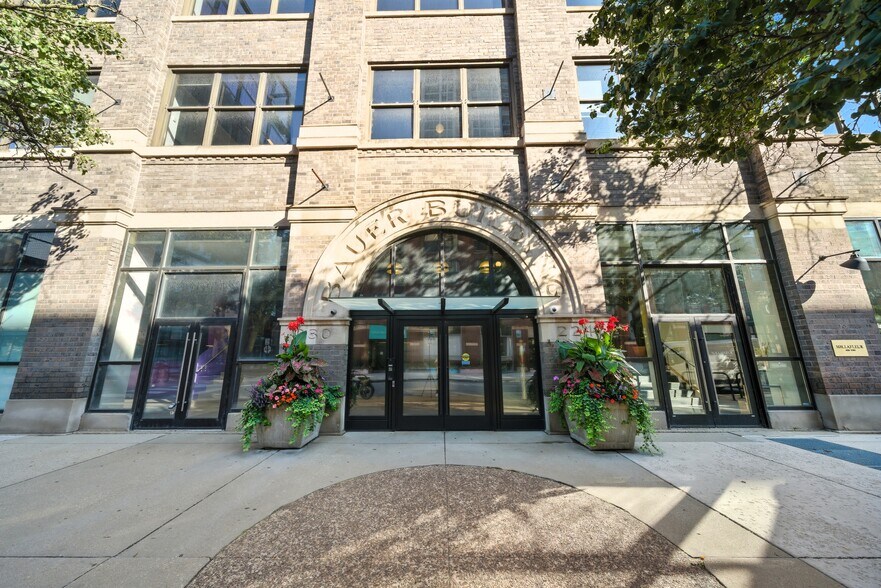 230 W Huron St, Chicago, IL à louer - Photo du bâtiment - Image 3 de 7