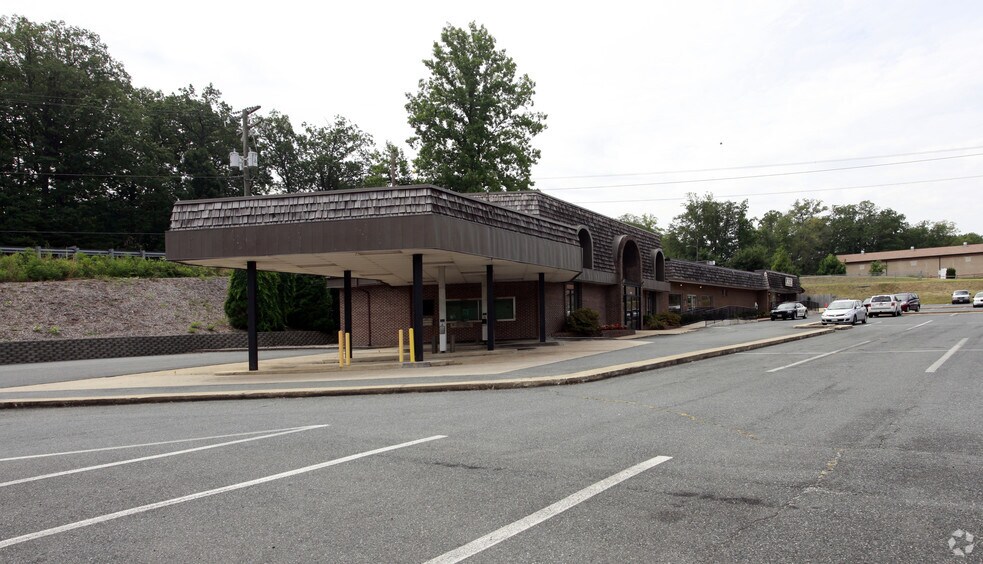 18051-18139 Triangle Shopping Plz, Dumfries, VA à louer - Photo du bâtiment - Image 3 de 5