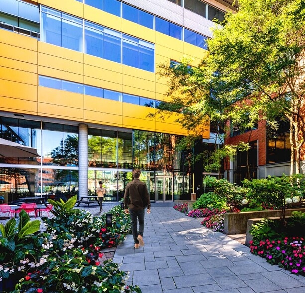 111 Boul Robert-Bourassa, Montréal, QC à louer - Photo du bâtiment - Image 2 de 4