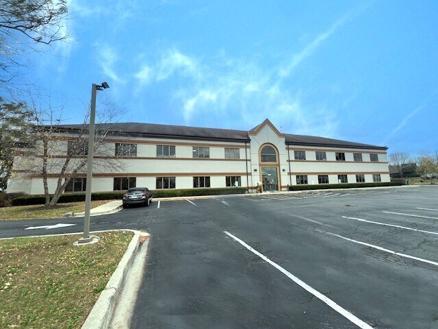 2615 Three Oaks Rd, Cary, IL à louer - Photo du bâtiment - Image 3 de 10