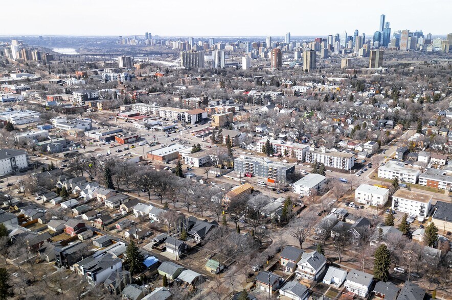 9825 82 Av NW, Edmonton, AB à vendre - Photo du bâtiment - Image 3 de 6