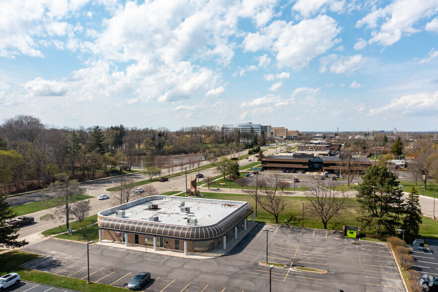 43750 Woodward Ave, Bloomfield Hills, MI for lease - Aerial - Image 3 of 7