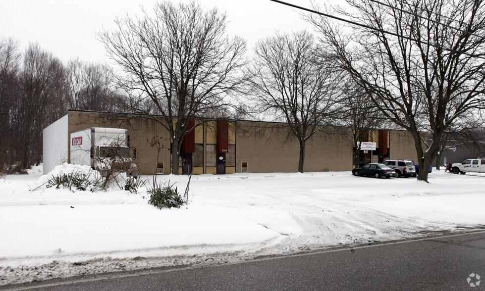 925-931 W Waterloo Rd, Akron, OH à vendre - Photo du bâtiment - Image 1 de 1