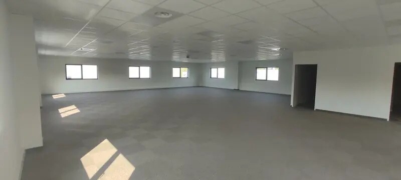 Office in Bourgoin-Jallieu for lease - Interior Photo - Image 3 of 12