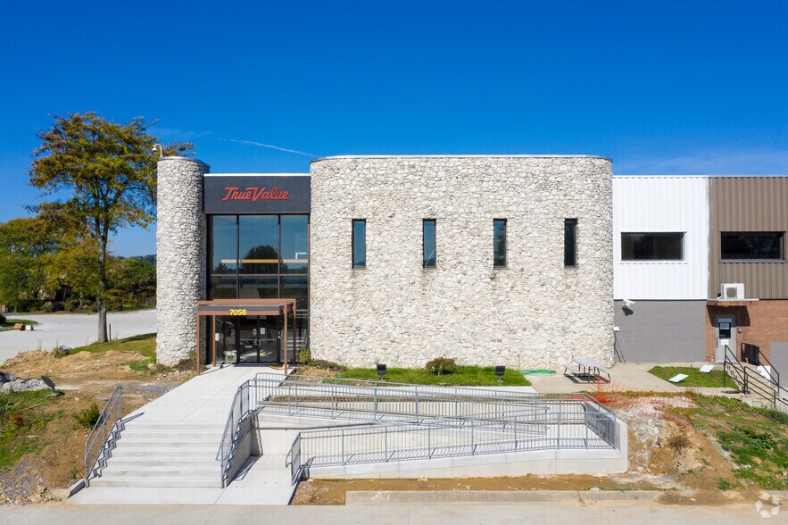 7058 Snowdrift Rd, Allentown, PA à louer - Photo du bâtiment - Image 2 de 8