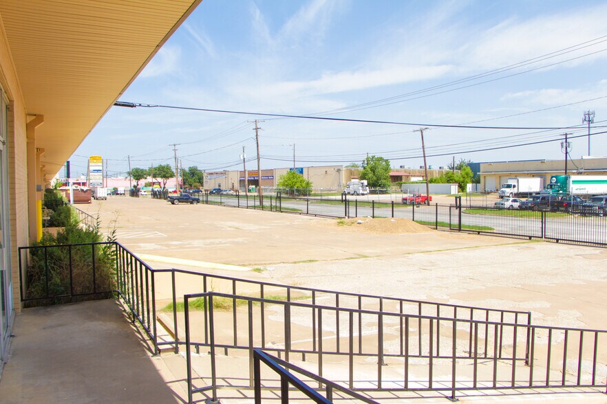 2651-2675 Manana Dr, Dallas, TX à louer - Photo du bâtiment - Image 2 de 5