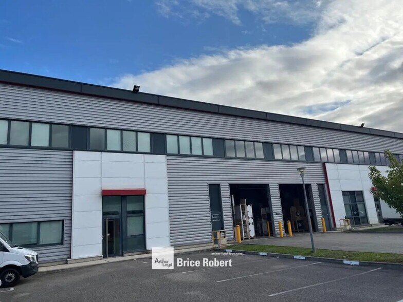 355 Avenue Henri Schneider, Meyzieu à louer - Photo du bâtiment - Image 2 de 8