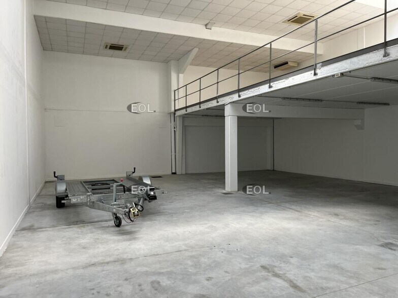 Flex in Ennery for lease - Interior Photo - Image 3 of 7