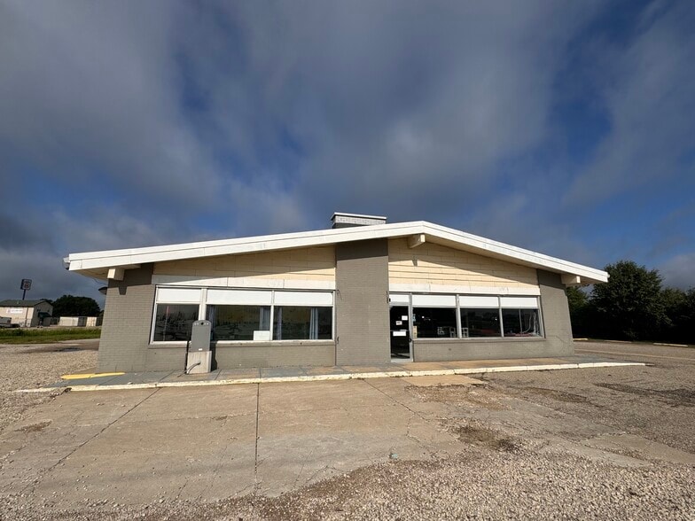 603 N Prairieview Rd, Mahomet, IL à vendre - Photo du bâtiment - Image 3 de 3