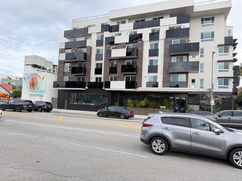 951 Ogden Ave, Los Angeles, CA à louer - Photo du bâtiment - Image 2 de 105