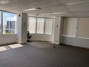 5945-5955 Airport Rd, Mississauga, ON à louer Photo intérieure- Image 2 de 4