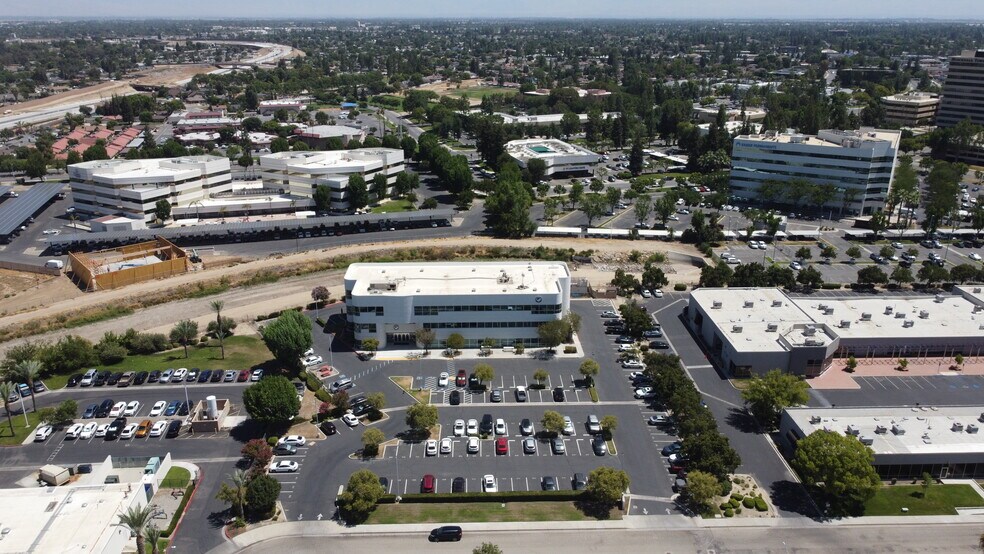5101 Office Park Dr, Bakersfield, CA à louer - Photo du bâtiment - Image 3 de 16