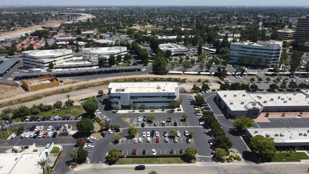 5101 Office Park Dr, Bakersfield, CA à louer - Photo du bâtiment - Image 2 de 16