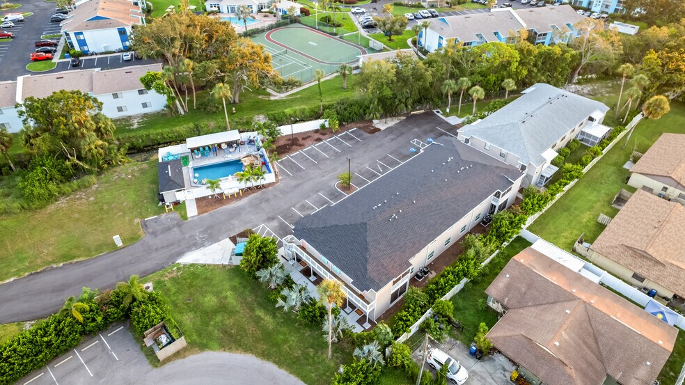 2704 49th Ave W, Bradenton, FL à vendre - Photo du bâtiment - Image 3 de 20