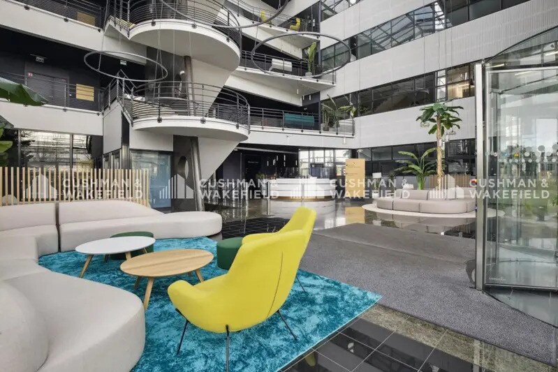 1 Rue Arnold Schoenberg, Guyancourt for lease - Lobby - Image 2 of 11