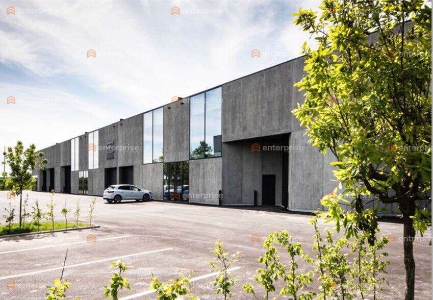 Flex in Loos for lease - Building Photo - Image 2 of 5