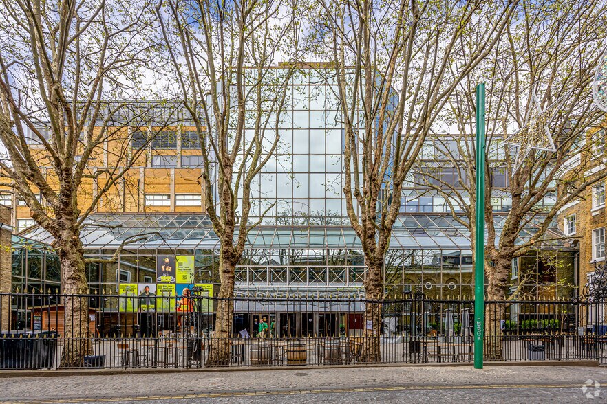 91 Brick Ln, Londres à louer - Photo principale - Image 1 de 7