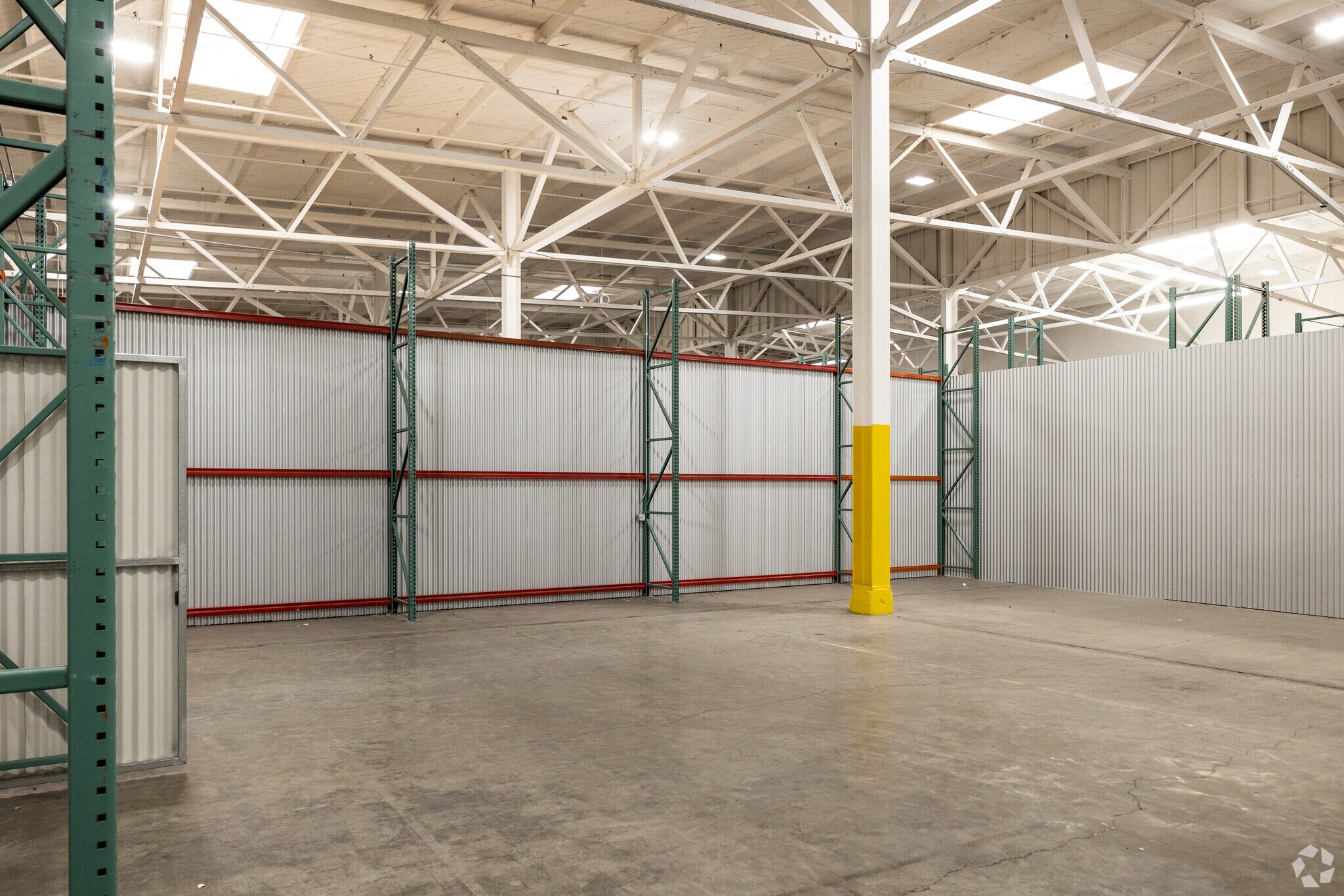 245 S Spruce Ave, South San Francisco, CA à louer Photo principale- Image 1 de 41