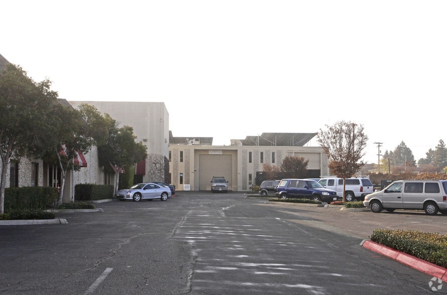 1040 Di Giulio Ave, Santa Clara, CA à louer - Photo du bâtiment - Image 3 de 6
