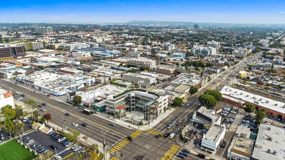 11666 W Olympic Blvd, Los Angeles, CA à louer - Photo du bâtiment - Image 2 de 21