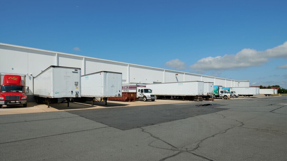 23700 Pebble Run Pl, Sterling, VA à louer - Photo du bâtiment - Image 3 de 5