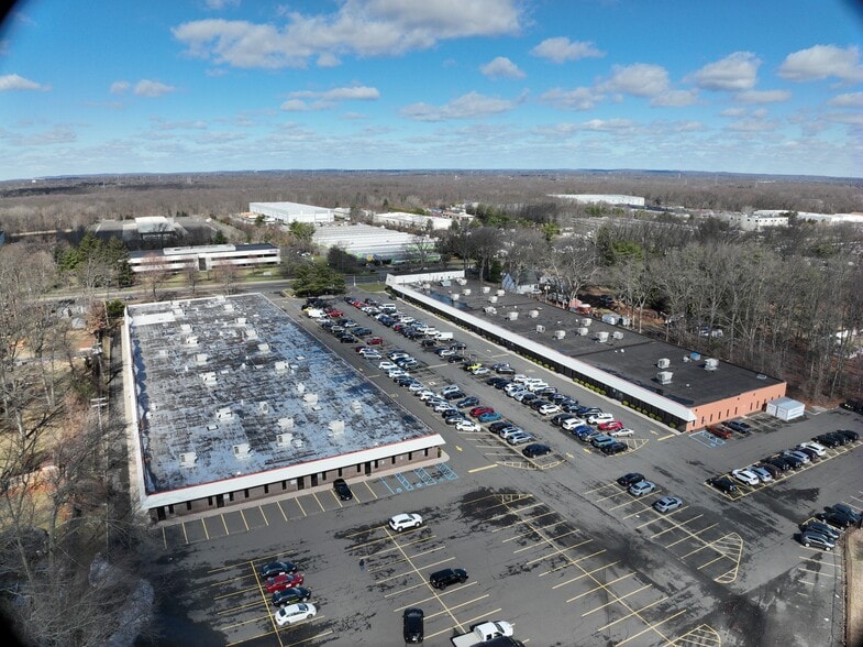 Flex Office Complex with $1.069M NOI portefeuille de 2 propriétés à vendre sur LoopNet.ca - Communauté Matterport - Image 3 de 23