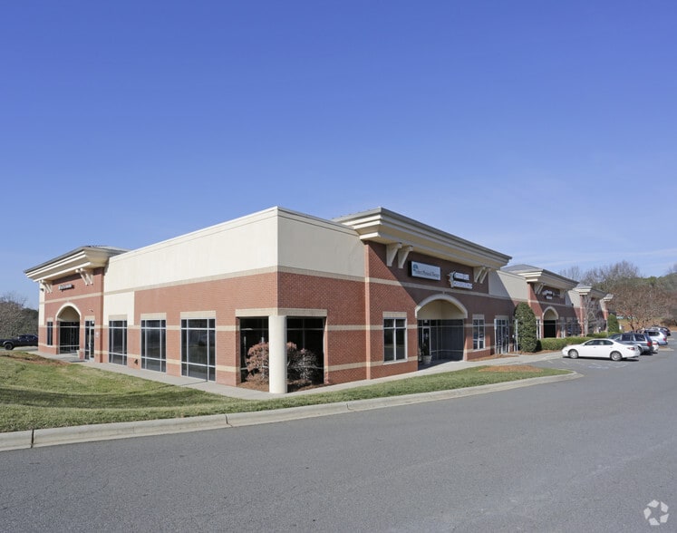 855 Sam Newell Rd, Matthews, NC à louer - Photo du bâtiment - Image 2 de 11