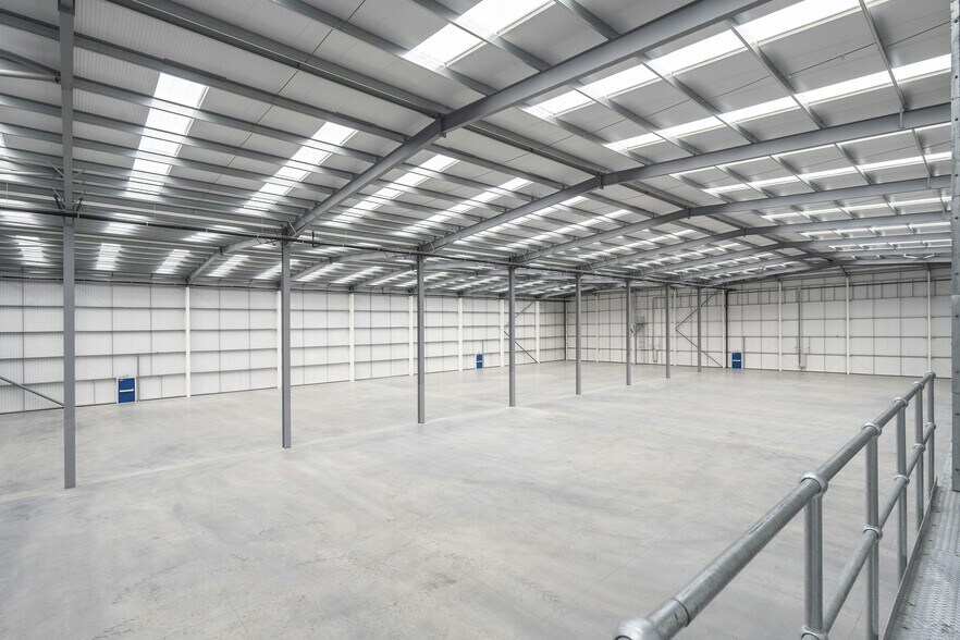 6 Alfreds Way, Barking à louer - Photo du bâtiment - Image 3 de 34