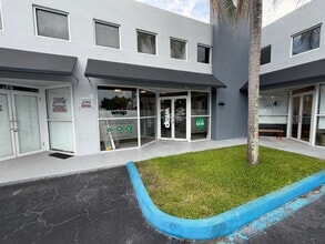 1249 Stirling Rd, Dania Beach, FL à louer Photo intérieure- Image 1 de 8