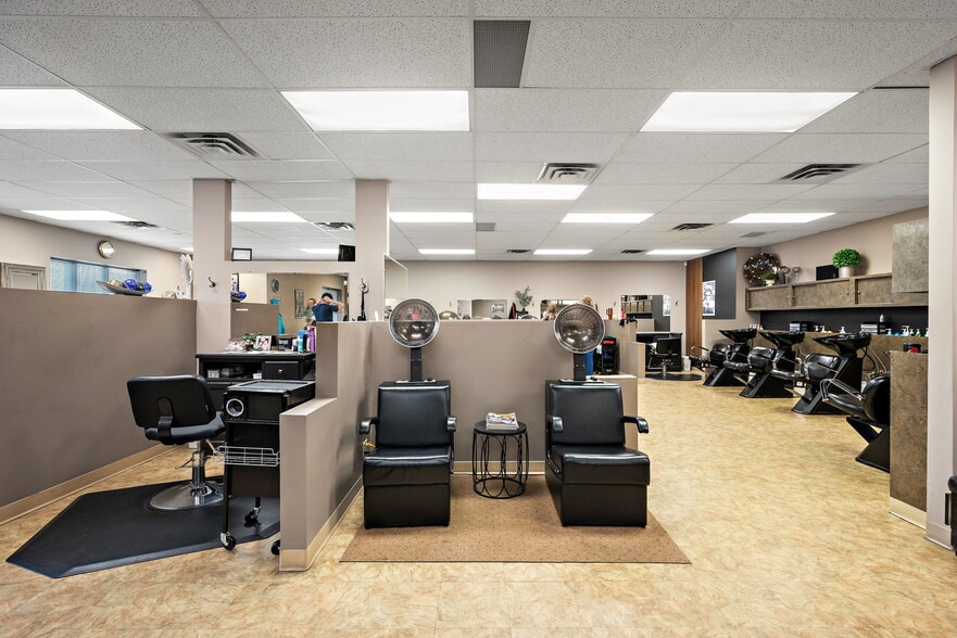 325-337 NW Northdale Blvd, Coon Rapids, MN for sale - Interior Photo - Image 3 of 23