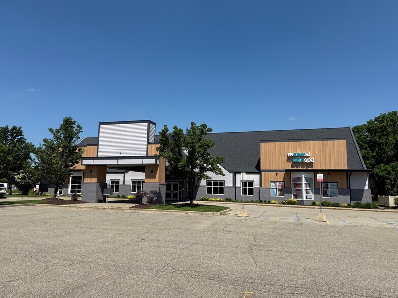 6735 Cascade Rd SE, Grand Rapids, MI à louer - Photo du bâtiment - Image 2 de 5