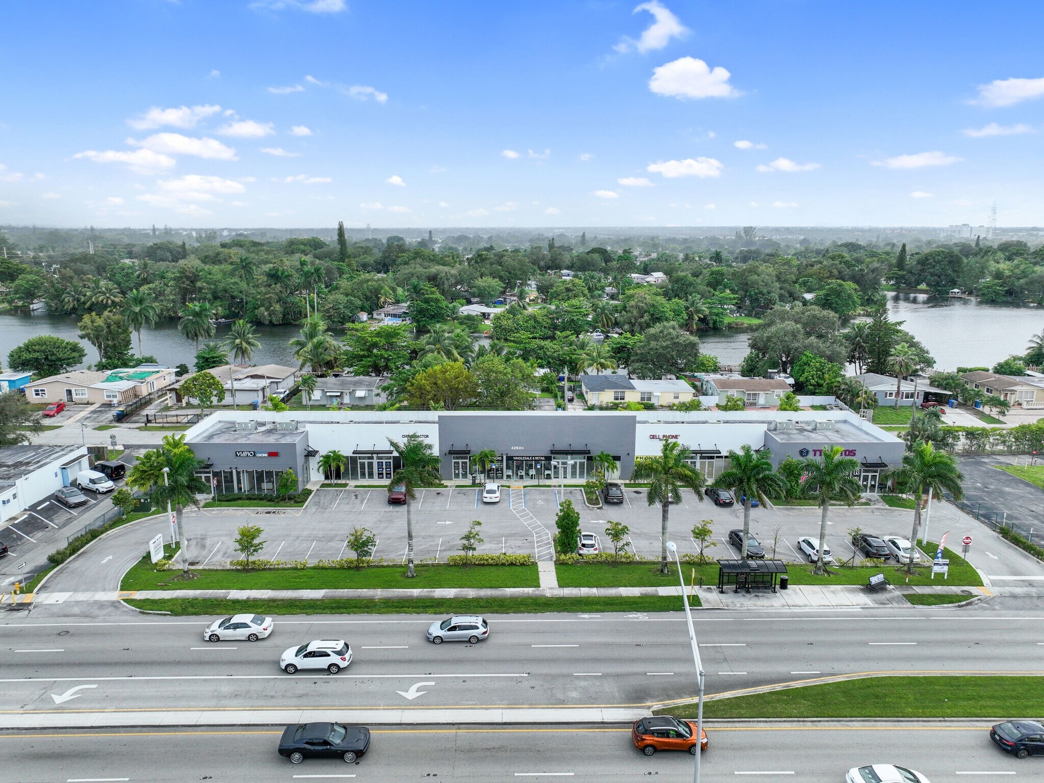 4250 W Hallandale Beach Blvd, Pembroke Park, FL à vendre Photo du bâtiment- Image 1 de 24