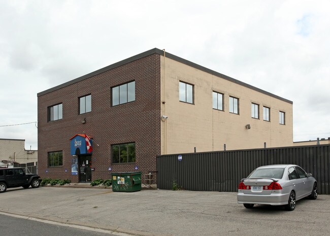 Plus de détails pour 57 Research Rd, Toronto, ON - Industriel à louer