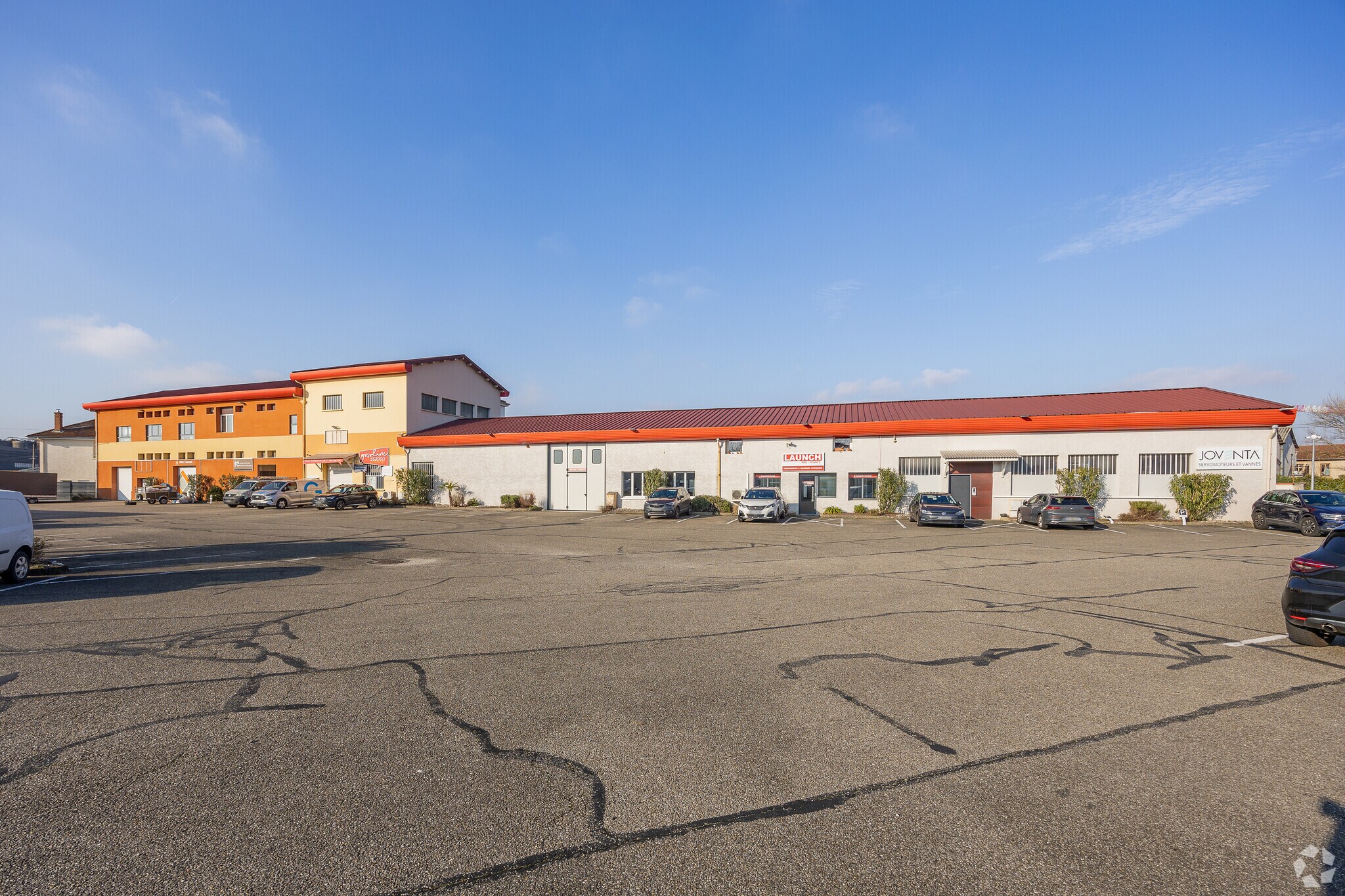 Flex in Décines-Charpieu for lease Building Photo- Image 1 of 4